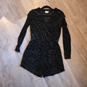 Saylor Black Burnout Velvet Long Sleeve Romper Sz XS